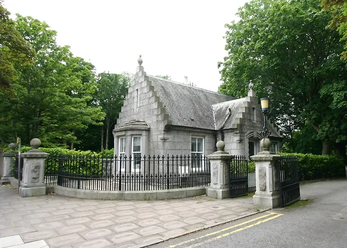 Historic Baronial Lodge With Parking, Aberdeen City Centre