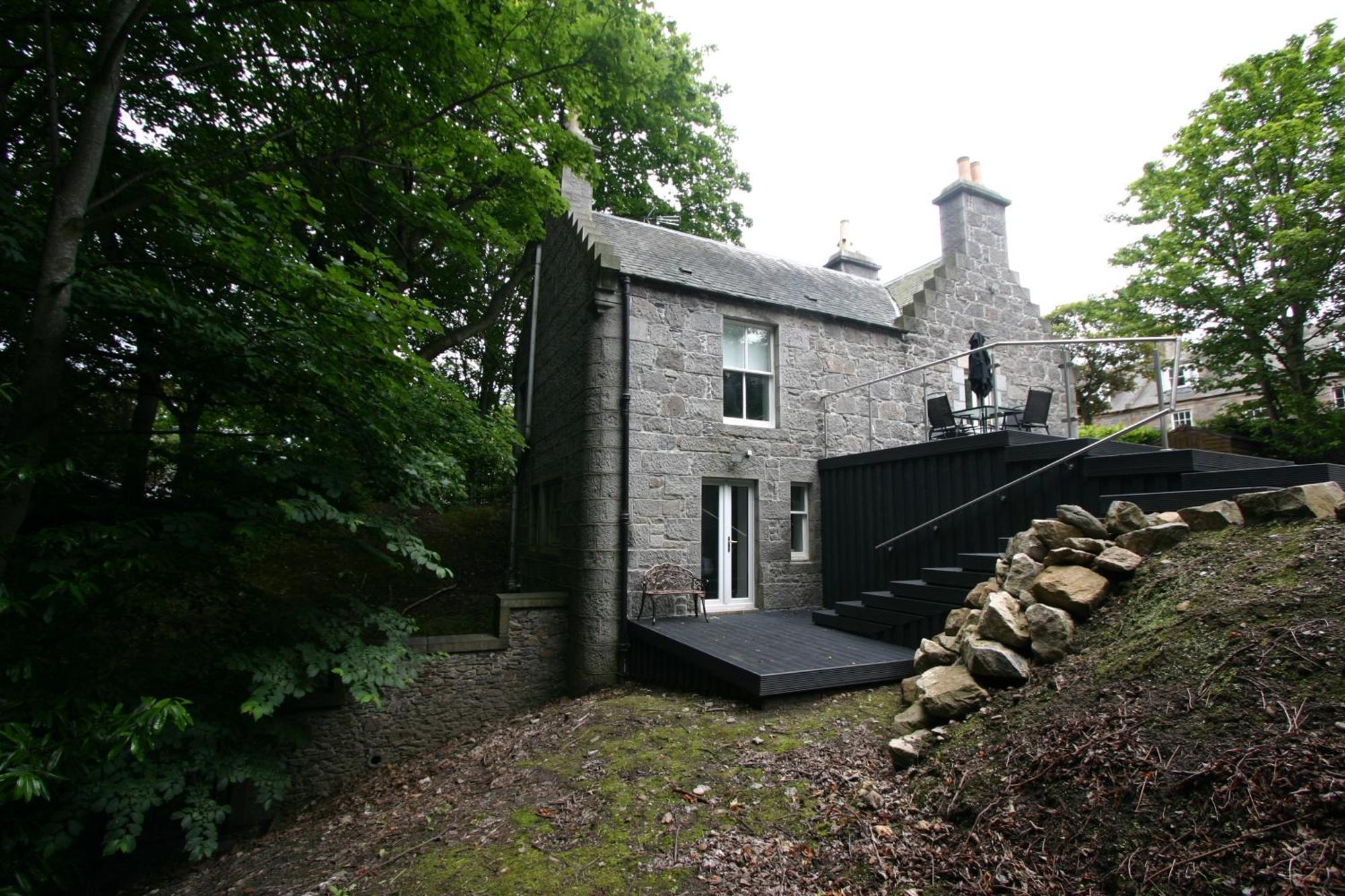 Villa Historic Baronial With Parking, Centre Aberdeen