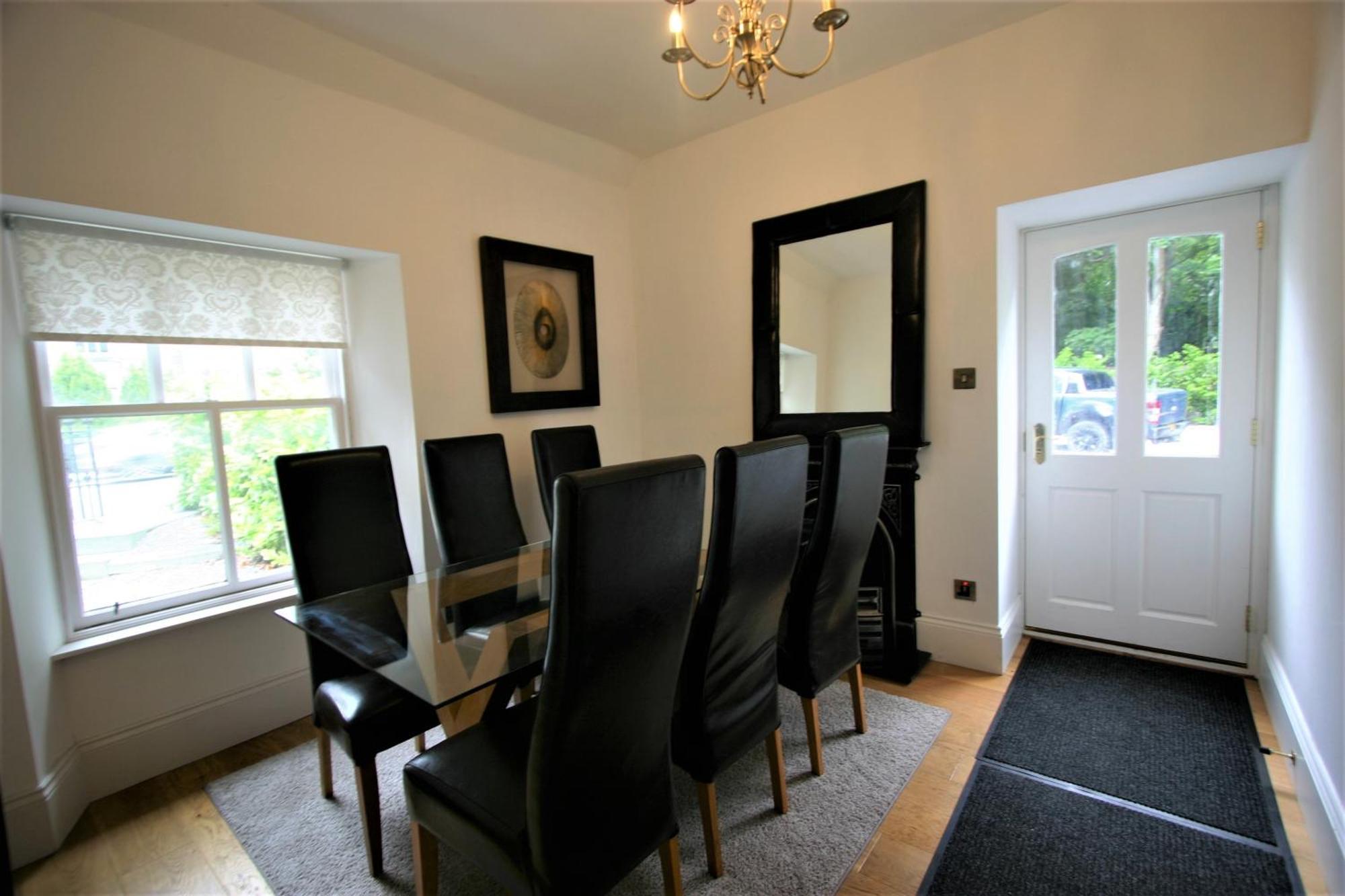 Historic Baronial With Parking, Centre Villa