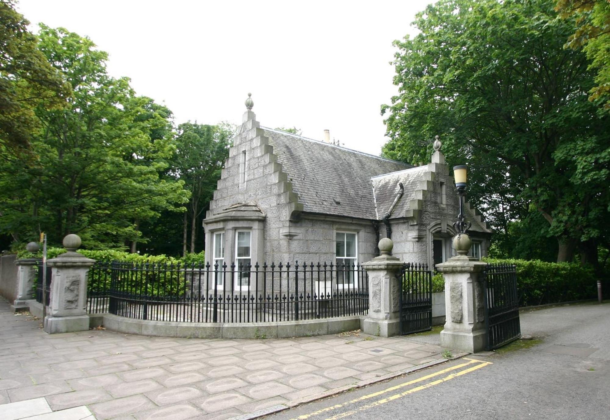 Historic Baronial With Parking, Centre Aberdeen